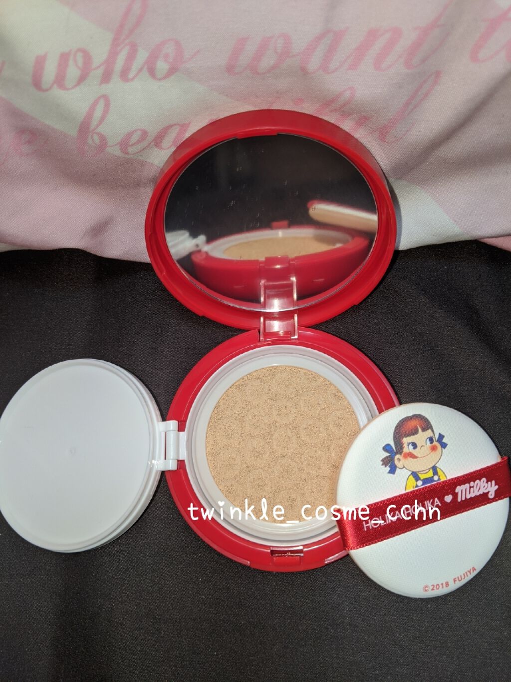 HOLIKA HOLIKA ペコちゃん ハードカバーグロウクッションのクチコミ「前にペコちゃんのチーク買ったときに一緒に買った時クッションファンも箱のパッケが可愛い過ぎたので.....」（2枚目）