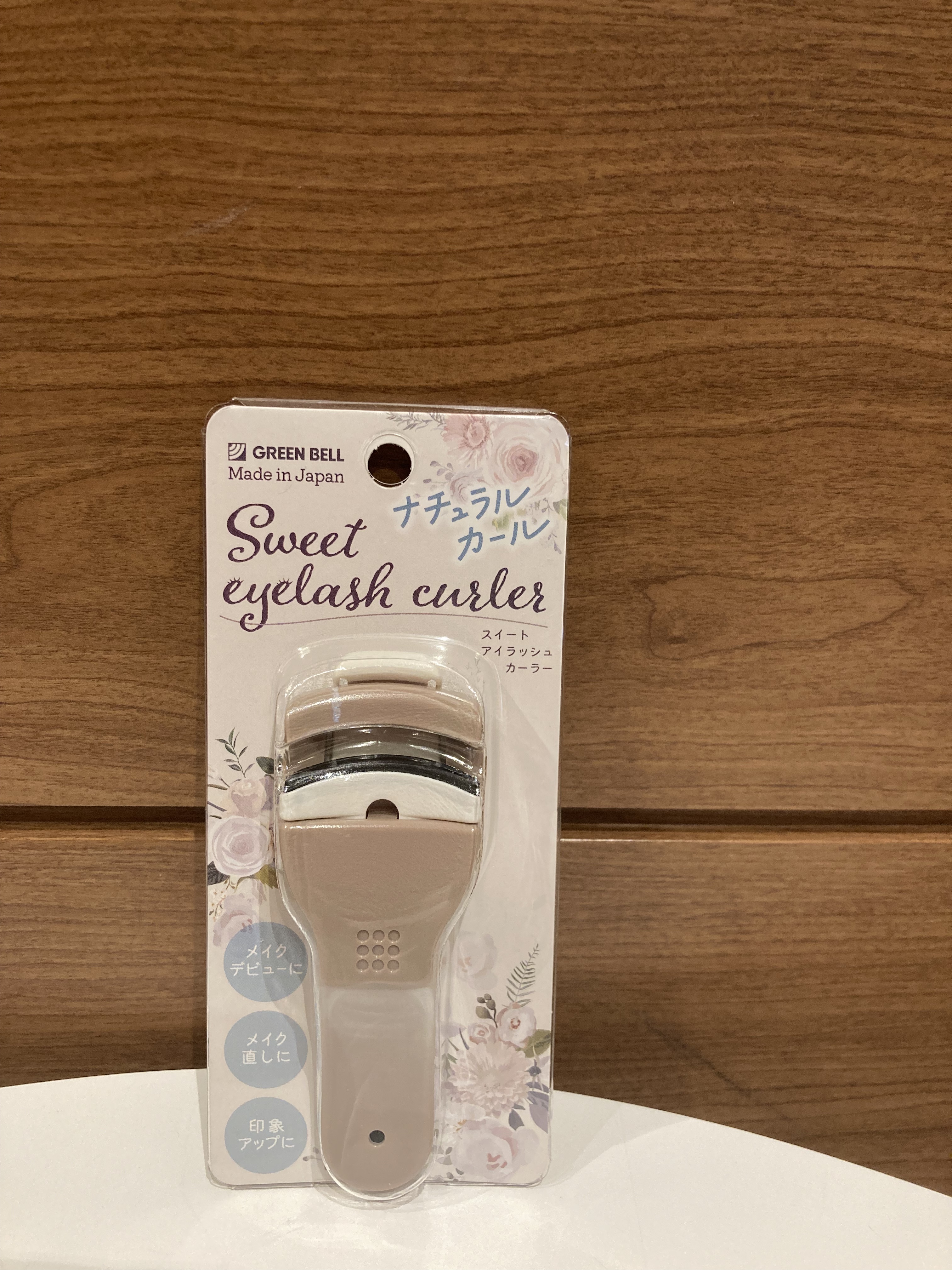 くすみカラーにリニューアルされたデザインがトレンド感たっぷりで、ポーチに入れておくだけで気分が上がっちゃいます♪

両サイドに柱がないから、まつ毛のキワまでしっかり挟めるのが感動ポイント！

まつ毛が逃げちゃう…なんて心配もなく、ナチュラル