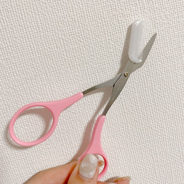 クシ付きマユハサミ ピンク/貝印/その他化粧小物 by K