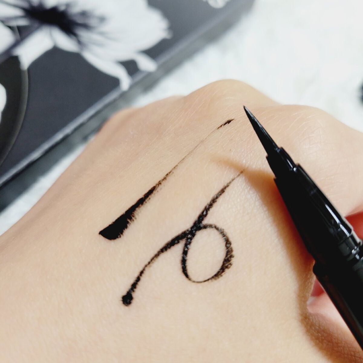 スキルレスライナー/LUMIURGLAS/リキッドアイライナーを使ったクチコミ(5枚目)