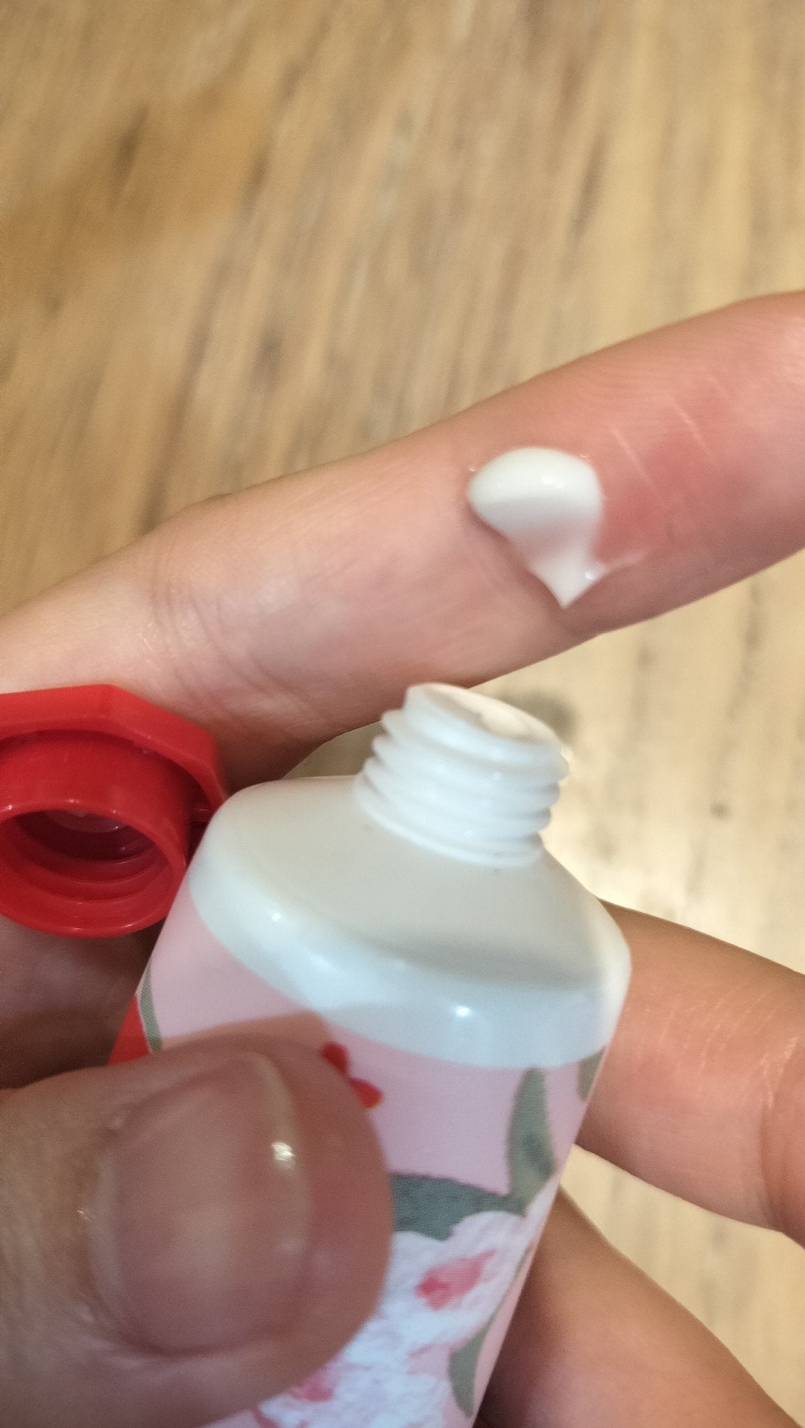 チェリーストロベリー ハンドクリーム /L'OCCITANE/ハンドクリームを使ったクチコミ(3枚目)