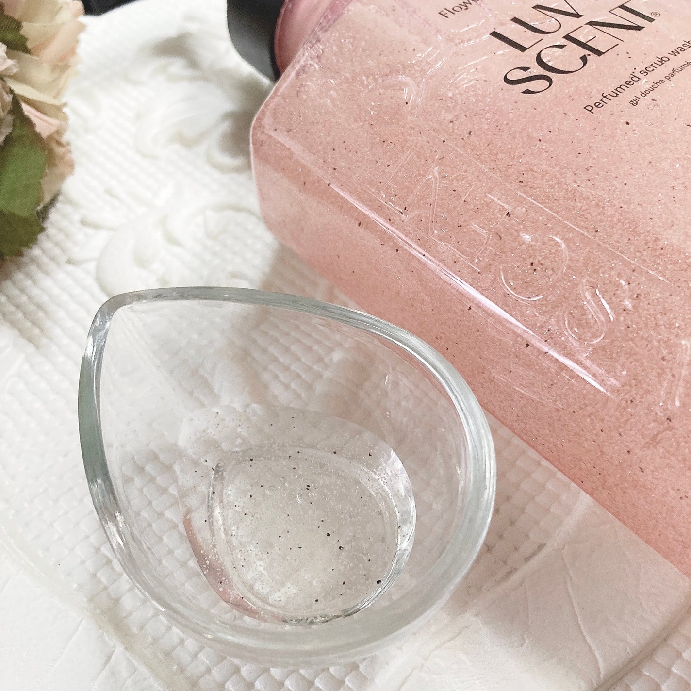 スクラブボディウォッシュ フラワーマーケット ホワイトチューリップ/LUV SCENT/ボディスクラブを使ったクチコミ(4枚目)