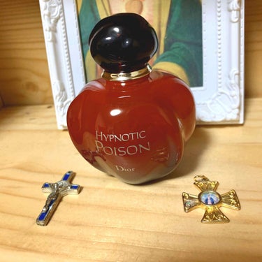Dior ヒプノティックプワゾン(オードトワレ)

香水集めが趣味の私が1番好きな香水です💕

グルマン系の香水が好きな方には知名度が高い香水ですよね。

でも日本では何年も前に廃盤に...💦
ですがA