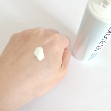 ビオレ UV 
アクアリッチ アクアハイライトローション 70ml 
SPF50＋PA++++

ビオレUVアクアリッチ水層シリーズ
独自の技術でカプセルの中に
UVカット成分を閉じ込め
つやを生み出す水光パール配合✨

二層タイプなので
カチカチと音がするまでしっかり振ってから
少量づつ使用します😌
最初からいっぱい出すとこぼれやすいです🙌

さらっとしていて
すーっと伸びが良く軽いつけ心地で
日焼け止めの独特の匂いはなく
フレッシュミュゲの香りも強すぎないので
使いやすい💕
くるくるしっかり馴染ませれば
白浮きせずに自然にトーンアップされ
頬・鼻筋・ひたいに重ね塗りで
さらにツヤ感アップ！
デコルテまでしっかり塗ってます😁

スーパーウォータープルーフ、
(80分間の耐水試験で確認済み)
皮脂テカリ防止成分配合で
夏にもとても良さそうです💕

お値段もお手頃なので惜しみなく使えて
リピートしやすいところも◎

#PR #ビオレUV #アクアリッチ#アクアハイライトローション#日焼け止めの画像 その2