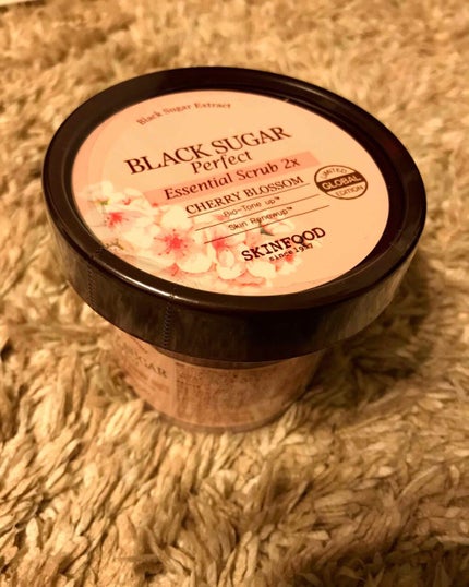 ブラックシュガー パーフェクトエッセンシャルスクラブ 2X チェリーブロッサム/SKINFOOD/洗い流すパック・マスクを使ったクチコミ(1枚目)