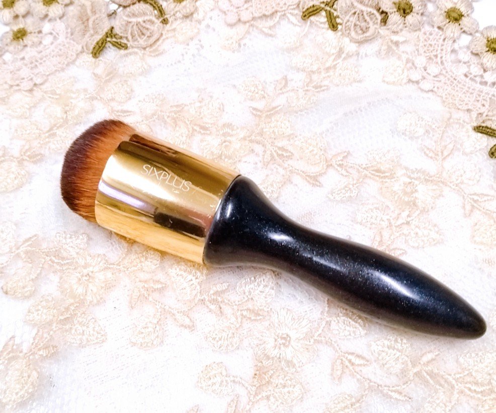 SIXPLUS 円形ファンデーションブラシーUNIQUEのクチコミ「リキッドファンデーションを綺麗に塗りたくて、短毛で平たくて、丁度良さそうな感じでした。

いざ.....」（1枚目）