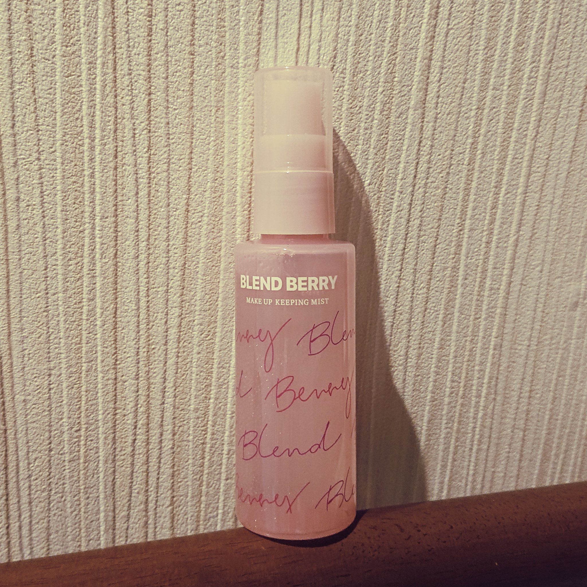 【使った商品】BLEND BERRYメイクアップ キーピング ミスト
【商品の特徴】メイクの仕上げに吹きかけるだけで、美しい状態を長時間キープします ウォータープルーフ&汗・皮脂プルーフ成分配合 うるおいエッセンス配合で保湿ケアも同時に行い