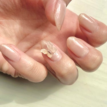 ネイル記録💅

ポリッシュメイン、トップコートだけジェルを使ってバタフライネイルしました🦋

このパーツ本当に可愛い…！

ベースは
①DAISO Somptueux 24 2度塗り
②キャンメイク カ