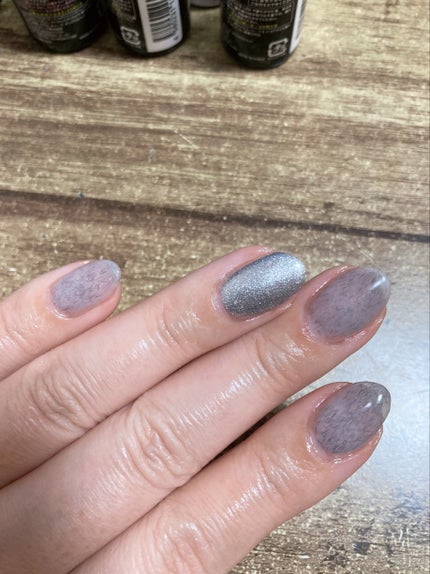 mayu on LIPS 「セルフジェルネイル記録06💅📝グレー×シルバー#セルフジェルネ..」(2枚目)