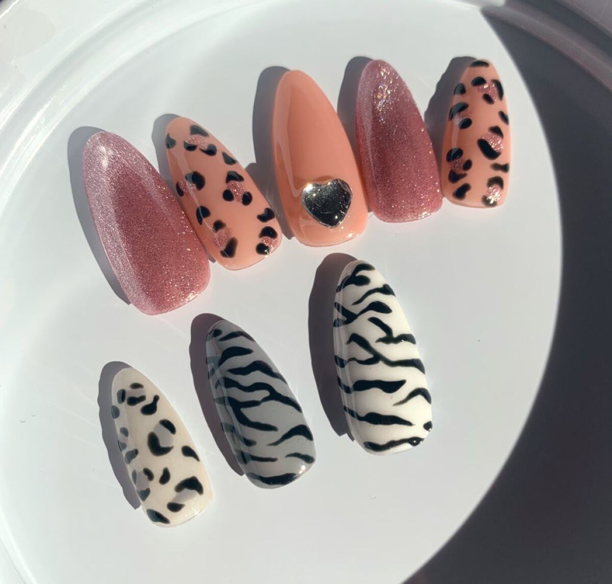 ジェルネイル始めたてですが、友達に作って欲しいと頼まれたので初めて両指分作ってみました✨✨（写真二枚目）

我ながら……可愛い‼️w

ジェルは全部セリアに頼りっきり……

蝶々はSHIENで購入しました🦋

パーツはSHIENがマジで安