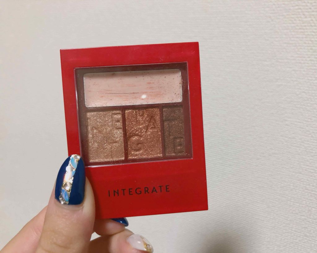 インテグレート
アクセントカラーアイズ CC
BR693


CCベース＋三色のシャドウのパレット。

CCベースは、トーン、発色、化粧モチをアップさせてくれるらしいけど正直使わない。

シャドウのラメ感が素晴らしくてギラギラしてて、発色も