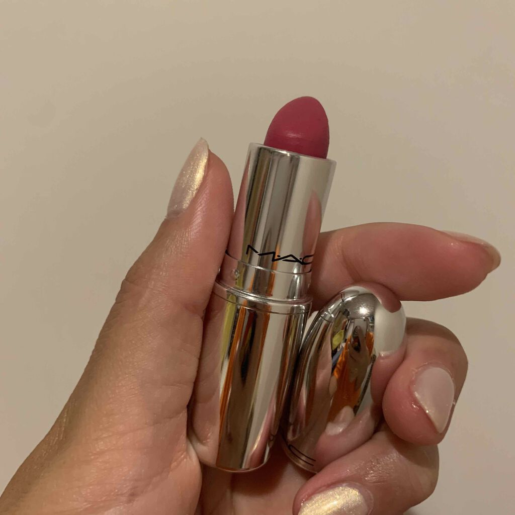 CHIKA on LIPS 「濃いピンクです!マットよりで、落ちにくいです💄夏とかに合う色か..」(2枚目)