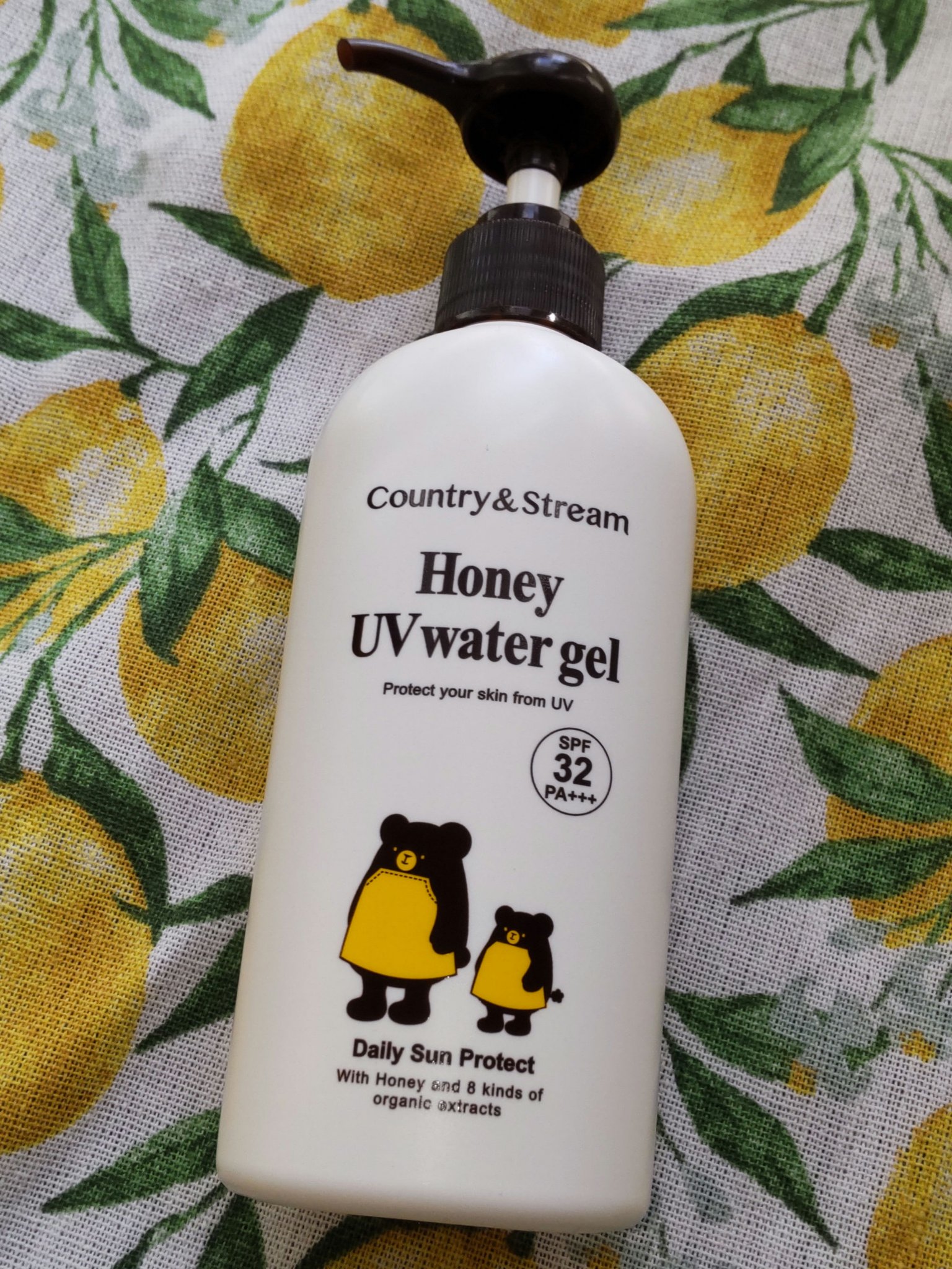 カントリー&ストリーム　UVウォータリージェル N

スキンケアの最後にワンプッシュして顔全体に付けてます。
水みたいにスーと伸び、乾燥もなく塗りやすい。

外出時はその後に違う日焼け止めを重ね塗り→フェイスパウダーのみでファンデーションを