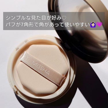 MISSHA 
M スキンフェイクバーム No.21 ライトベージュ

高密着・高保湿のなめらかなバーム状のファンデーション。
軽い使用感で、スキンケア直後に化粧下地なしでもキメの整った仕上がりになるんだって🙌🏻

  SPF50+/PA++++
 レチノール＊1配合
 24時間メイク持続テスト済

＊1 整肌成分
＊2 当社製品内において

バーム状のファンデーションを使ったのは初めてで、ドキドキしながら使ったよ♡

私が使ったのは、No.21のライトベージュ。
表面はツルツル。最初はパフには付きにくくて、しっかりめに付くようにパフを滑らせました🙋🏻‍♀️ ̖́-

色は明るさがちょうどよく、青白い肌を健康的に明るく見せてくれる✨

韓国のファンデーションは、日本のファンデーションのよりも私のスキントーンに合う色が多くて嬉しい🙌🏻✨

しかもツヤ感がキレイ。

セミマット仕上げと書いてあったけど、私には十分なツヤ感✨🥹✨
紫外線カット率も高く、スキンケア効果があるのもお気に入り♡

滑らかに伸びて厚塗り感も出ないし、ファンデーションを手の甲に塗ると厚塗り感がで出てしまう事も多いのですが全く無い。

バームタイプのファンデーションいい🥹🩷 ̖́-
冬はクリームファンデーションが好きだったけど、これからはバームにしようかな…と思える使い心地でした💮

Lemon Squareを通じて、ミシャジャパン様から｢ミシャ  M スキンフェイクバーム｣をご提供いただきました。

@missha.beauty
@cchannel_lemonsquare
#スキンフェイクバーム #ミシャ #バームファンデ #ファンデーション #lemonsquare🍋
#コスメレビュー #ファンデーション #韓国コスメ 
#コスメ沼の画像 その2