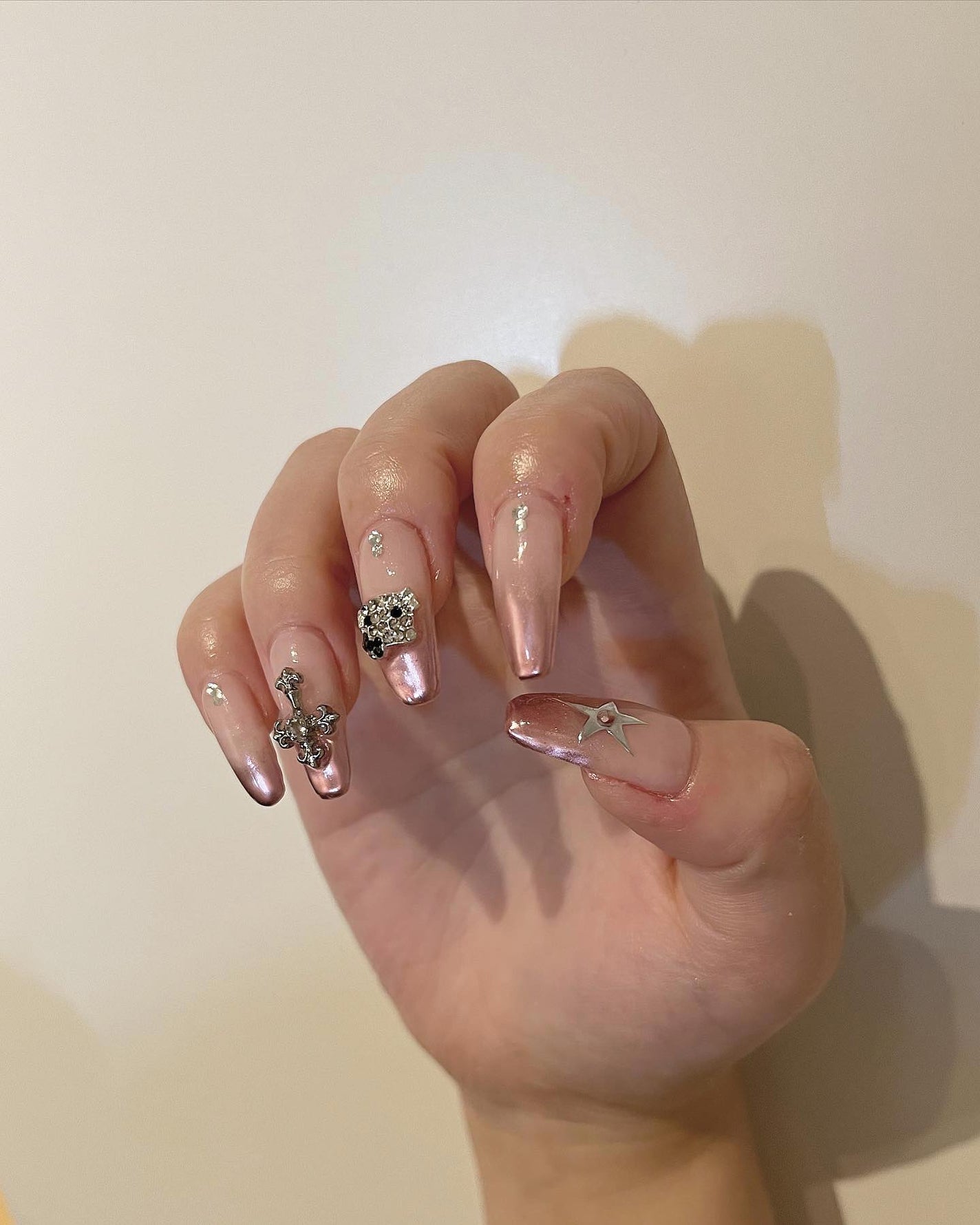 mina on LIPS 「𝙠𝙞𝙩𝙩𝙮©️🎀🩷✨#福岡ネイル#博多ネイルサロン#フレンチネ..」(4枚目)