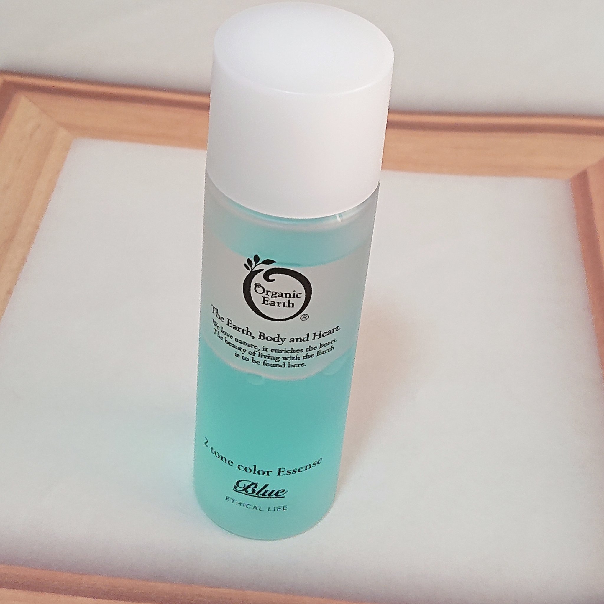 【 提供いただいた商品です。 】
ツートンカラーのエッセンスです。私はブルー💙を使用しました。

ブルー💙は……、
肌の乾燥によるくすみを集中ケアし、明るい印象美肌へ。

振って使用します。
ツートンカラーが可愛いので、置いておくだけで