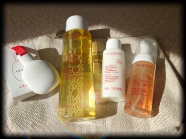 #ホリデー2023
#購入品

#CLARINS  
ベーシックケアのキットが私のホリデー第一弾でした。
好きなクレンジングやローション1つに
ミルククレンジングと泡洗顔フォームのミニサイズが付くキット