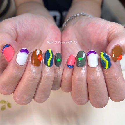 ぴよこれいと  あうるす on LIPS 「オーダーはネオンイエローを部分使い💅ぽこぽこ部分は全てネオンで..」(3枚目)