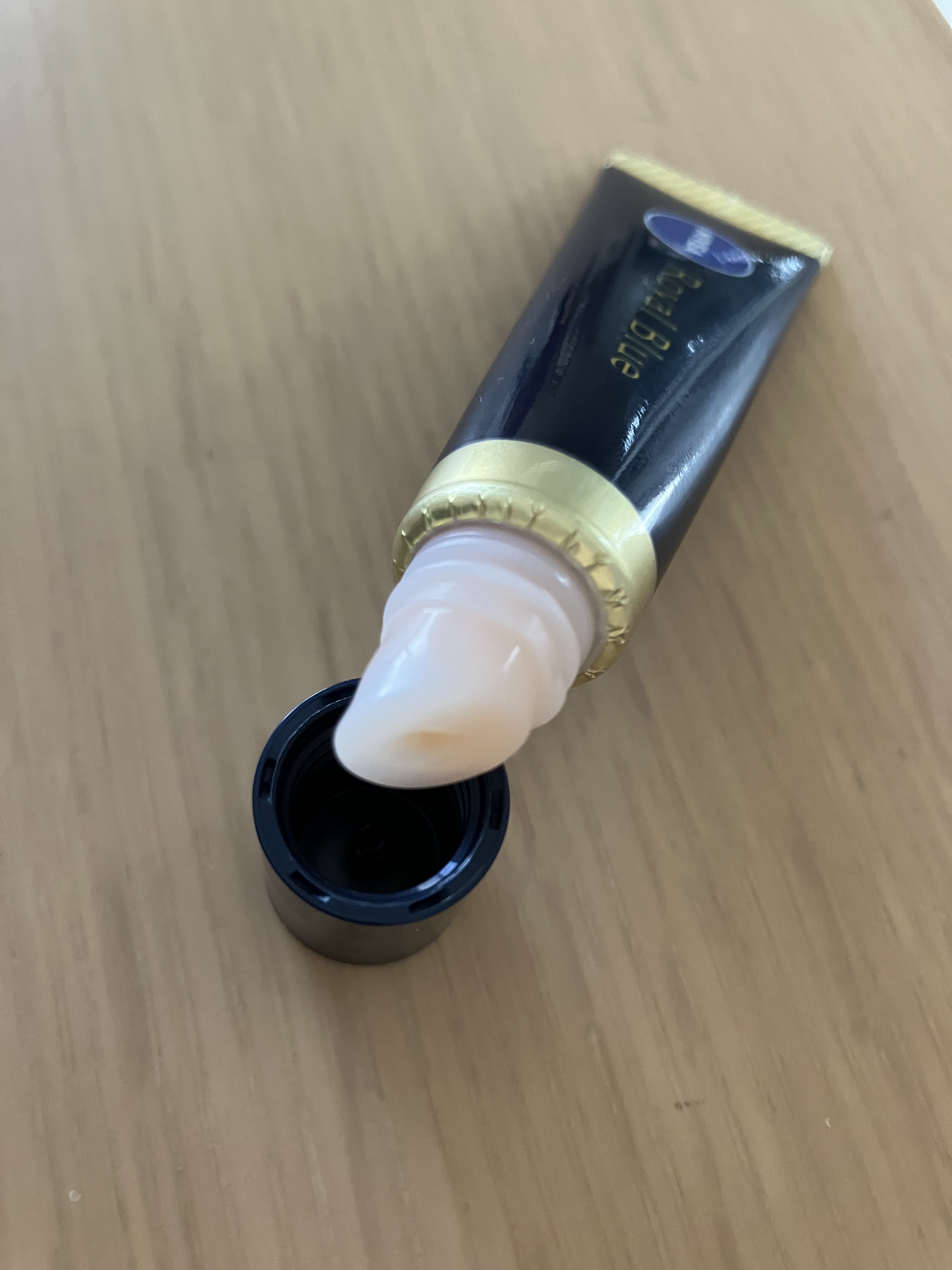 ニベア　ロイヤルブルーリップ　濃密美容ケア/ニベア/リップ美容液を使ったクチコミ（3枚目）