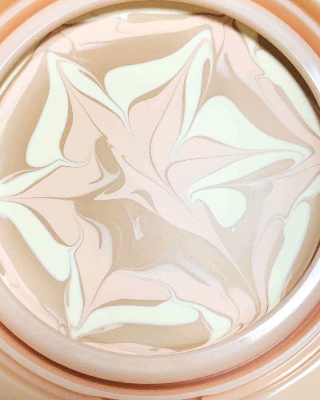 フォトレディ キャンディッド ウォーター エッセンス コンパクト ファンデーション/REVLON/クリーム・エマルジョンファンデーションを使ったクチコミ（3枚目）