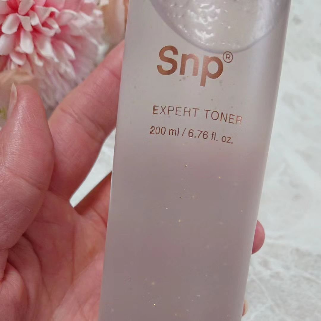 SNP ゴールドコラーゲンエキスパートトナーのクチコミ「超低分子ゴールドコラーゲン含めプルプルなテクスチャーの化粧水がお肌にモチモチと浸透。
凝縮され.....」（3枚目）