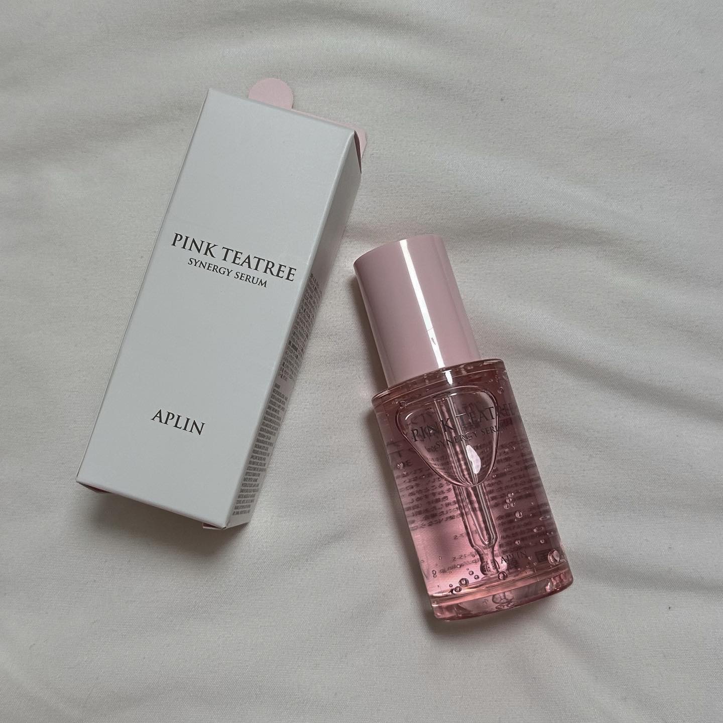 人工的な色素一切なしの天然ピンクビタミンが入ってるセラムを試してみた❤︎

キャップがポンプ式になってて一回がとりやすい構造になってて水々しいけど気持ちかためなジェルっぽいセラム🧚🏻‍♂️

化粧水で整えたあとにセラムをぬったけどベタつ