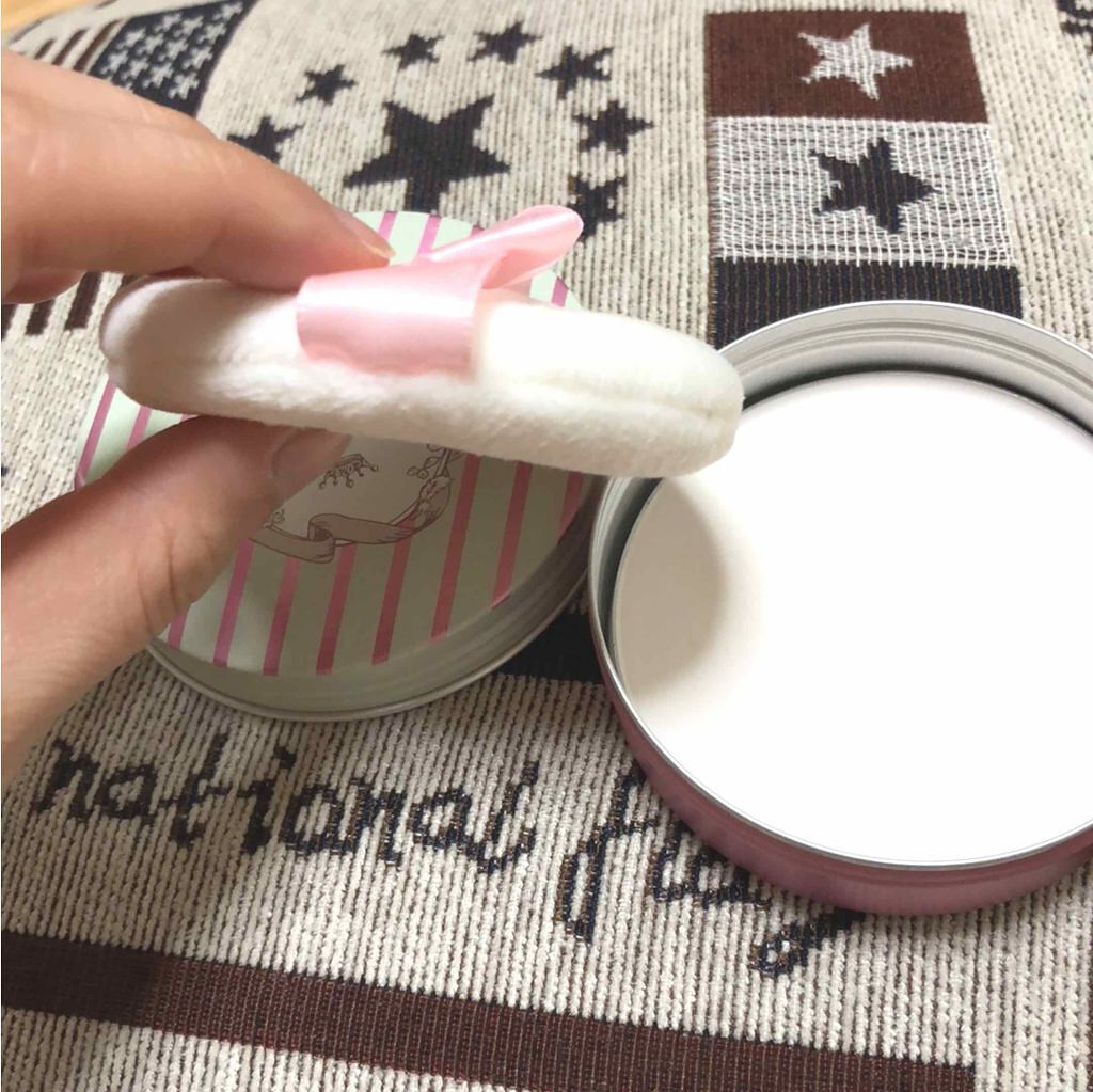 すっぴんパウダー ホワイトフローラルブーケの香り/クラブ/プレストパウダーを使ったクチコミ（2枚目）