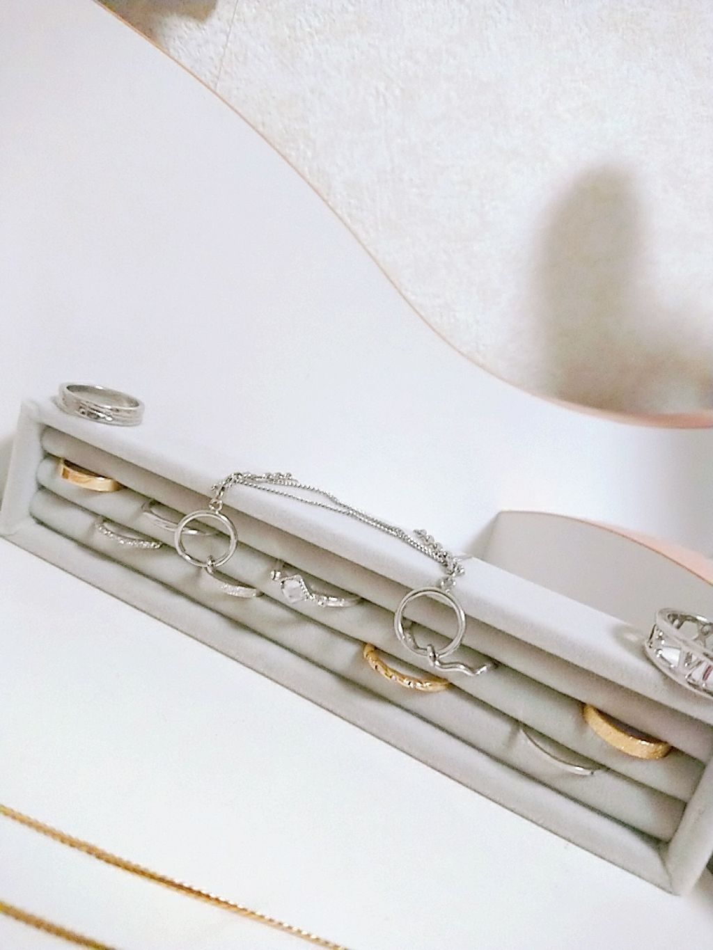 るいな on LIPS 「指輪とイヤリング💍💕真ん中に置いているイヤリングはすぐ絡まっち..」(1枚目)