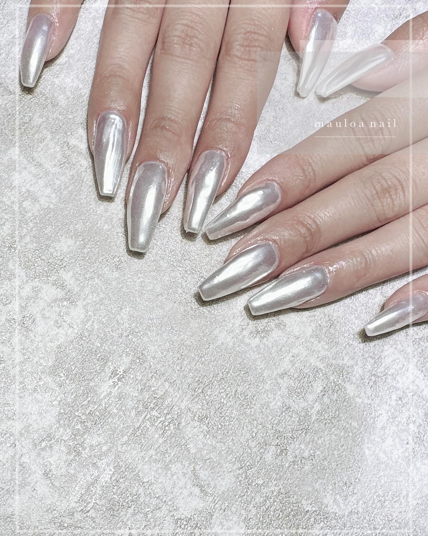 #ミラーネイル,#ネイル,#アートネイル,#夏ネイル,#ホワイトミラーネイル,#リボンネイル,#手書きアートネイル,#ミラーアートネイル,#パーツネイル,#ミラーネイル,#埋め尽くしネイル,#天王寺ネイルのネイルデザイン