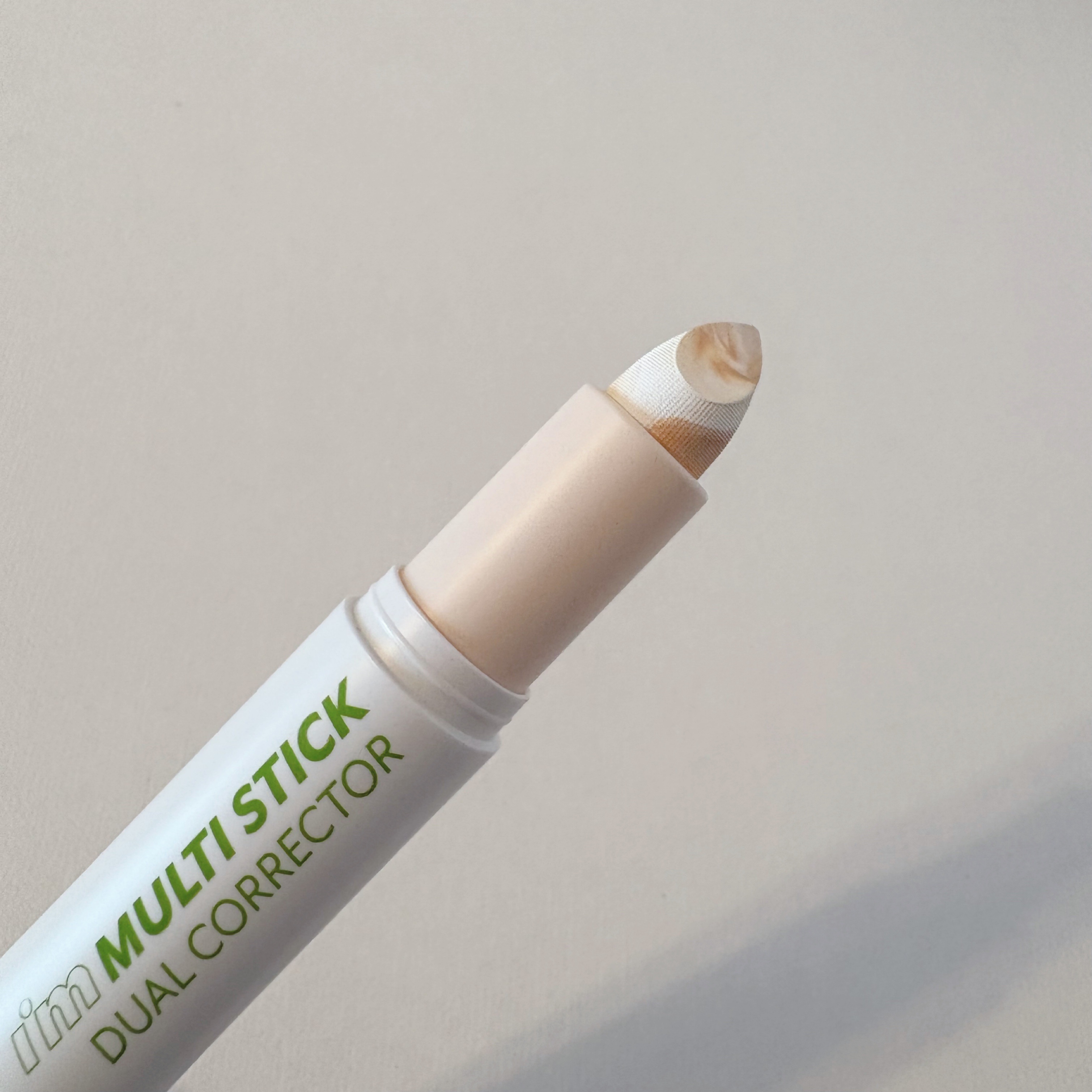 アイムマルチスティックデュアルコレクター 002 マーブルベージュ×ライトグリーン/i’m meme/スティックコンシーラーを使ったクチコミ（3枚目）