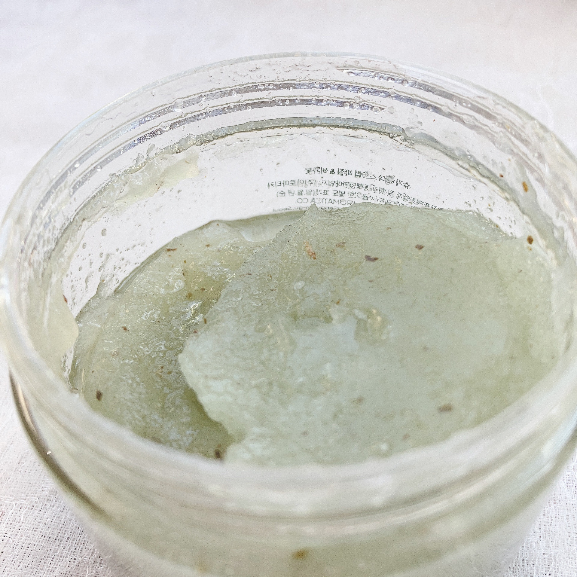 シュガーボディスクラブバジル＆ベルガモット/AROMATICA/ボディスクラブを使ったクチコミ（3枚目）