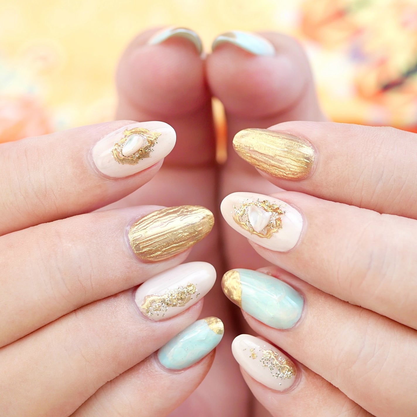 Rin★ on LIPS 「夏っぽい天然石ネイルにチェンジ。日差しに映えるゴールドがお気に..」(3枚目)