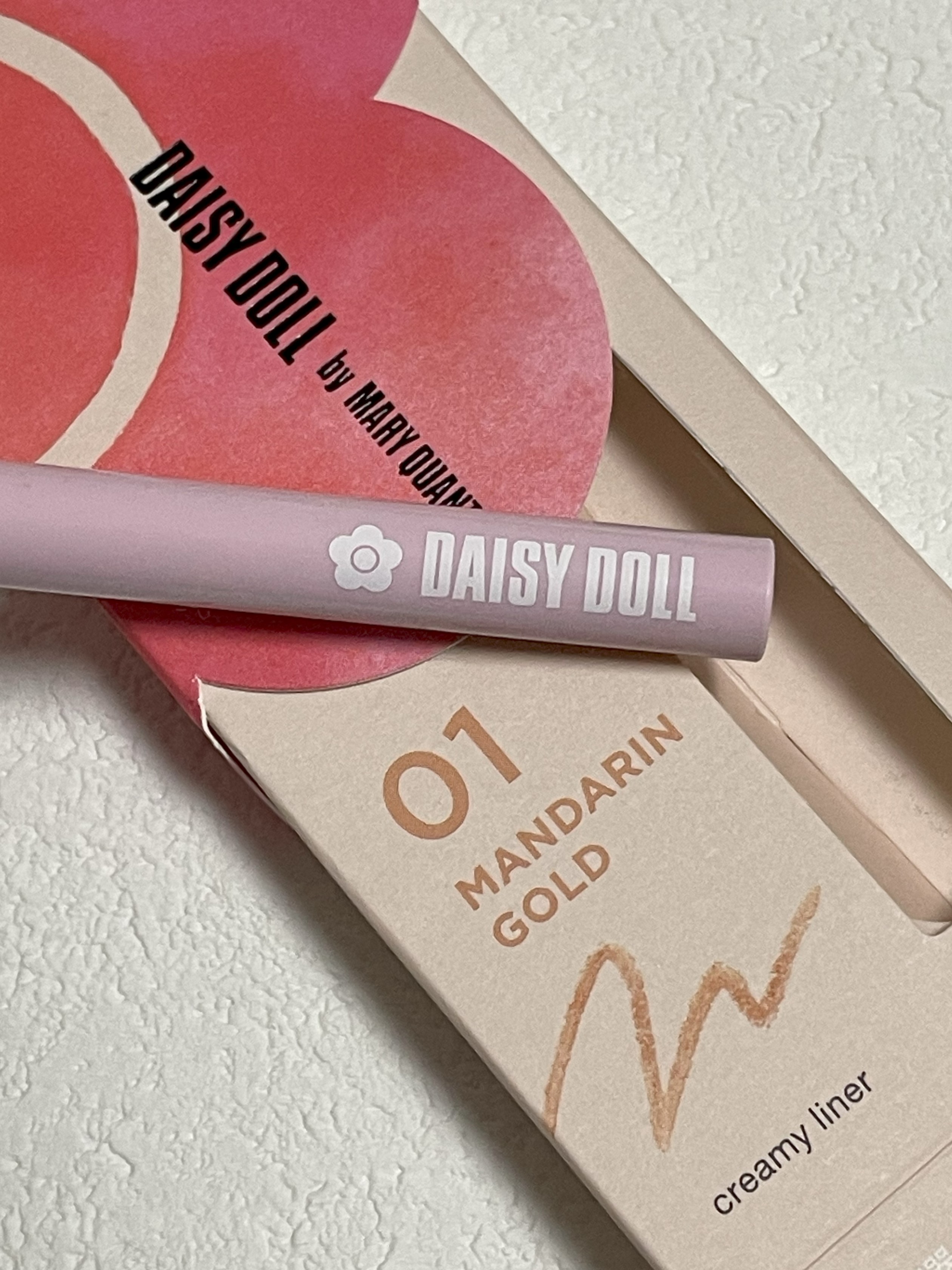 デイジードール クリーミーライナー 01 マンダリンゴールド 〈パールタイプ〉/DAISY DOLL by MARY QUANT/ペンシルアイライナーを使ったクチコミ（2枚目）