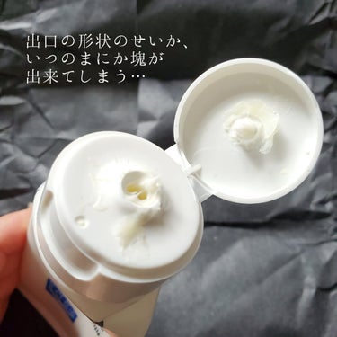 使い切り！お気に入りのハンドクリームです。
私の好みは、嫌なヌルつき・‎ベタつきがなく、伸びがよく、
長時間保湿されて、香りがキツくないもの。
手を洗ったときにヌルヌルしないもの。

この2つは時間が経ってもカサカサしにくいです。
両方ともストック買いしてあります。

◆写真右➨ヤーマン プロ業務用 高保湿ハンドクリーム
オレンジ＆ラベンダーの香り  60g ¥1,650

【特徴】
サラッとしてべたつかない使用感はそのままに、自然由来の
3種の高保湿成分をプラスし、より保湿効果を高めた処方に。

料理の前や途中で使っても、食材の事を心配することなく
使用いただけます。

赤ちゃんやペットがいる家庭にもおすすめ。

オリジナルブレンドのオレンジ&ラベンダーの香り。

【使用感】
固めのテクスチャーかと思いきや、スーッと伸びていきます。
肌に馴染むと油分による保湿感はあるのにサラサラで、
すぐに洗ってもヌルヌルしません。
ちょっとお値段張るので、本気でハンドクリームを探している
方なら一度試してみてほしいです。

┈┈┈┈┈┈┈┈┈┈┈┈┈┈┈┈┈┈┈┈┈┈┈┈┈
◆写真左➨松山油脂  M-mark series  
柚子ハンドクリーム 65g ¥814

【特徴】
潤いの蒸散を防ぐ植物性エモリエント成分のシア脂と
カルナウバロウを配合し、肌にすみやかになじみます。

国産柚子果皮から抽出した、和柑橘精油のさわやかさと
ほのかな苦みをあわせもつ香りです。

【こんな方におすすめ】
・さらっとした使用感が好き
・ベタつきが苦手
・香りが穏やか

【使用感】
なめらかで高保湿、油分を補給したのが感じられる。
塗ったあとは油膜でしっかり覆われて、少しテカリますが、
長時間潤っていてカサカサしにくいです。
残念なのはフタの内側に塊が出来てしまうこと…
それでも、テクスチャーや値段など、トータルで考えると
これが1番好きです。


 #正直レビュー 
の画像 その2