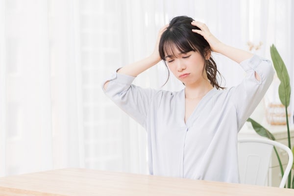頭を抱えている女性