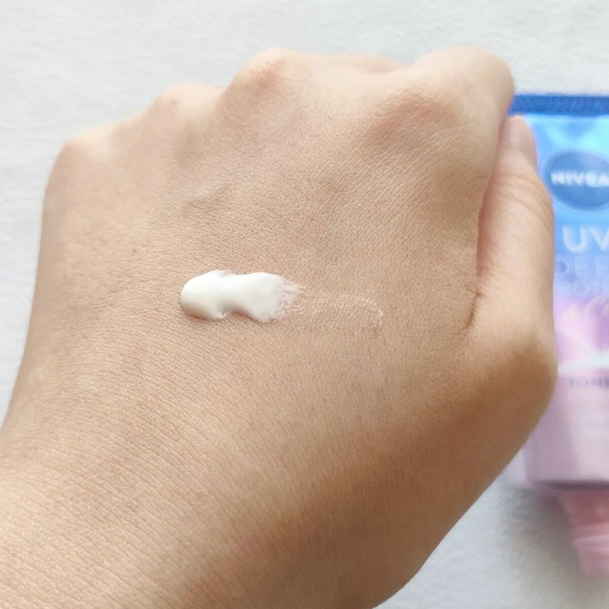 ニベアUV ディープ プロテクト＆ケア トーンアップ エッセンス/ニベア/日焼け止めローションを使ったクチコミ（3枚目）