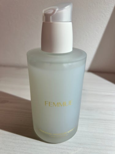 FEMMUE
エッセンシャル モイスチャーローション
110ml 4,950円

ポンプ式のファミュのエイジングケア、保湿系の化粧水。
香りはフローラルで良い香り。
テクスチャーはサラッとして、肌につけ