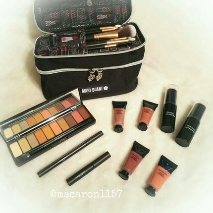 macaron on LIPS 「10月・11月もコスメの付録付き雑誌の勢いは止まりません💨💨・..」(1枚目)