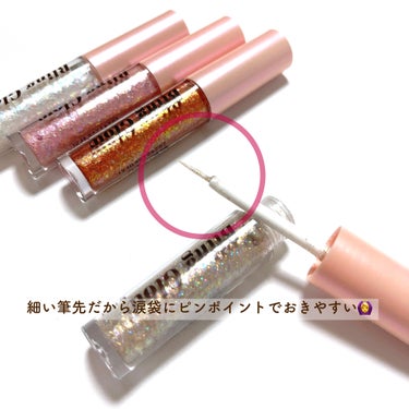 ✨ ヨジャドルメイクさんプロデュース！Bling Liquid Glitter Linerでキラキラ👀に ✨

こんにちは！
大分久々の投稿となりますがご覧いただきありがとうございます😊

今回ご紹介するコスメはこちら
✼••┈┈••✼••┈┈••✼••┈┈••✼••┈┈••✼
Bling Glow
Bling Liquid Glitter Liner (全色)
Qoo10 Bling Glow公式ショップにて
各色1400円で購入可能(2023/06/03時点)
✼••┈┈••✼••┈┈••✼••┈┈••✼••┈┈••✼

グリッター50本以上所持の私が最近お気に入りの
グリッターです。
(過去に投稿したグリッターまとめレビューは引用から飛べるので気になった方はご覧下さい🤲🏻)

【商品の特徴】

ベースカラーとなる細かいラメの中に直径2 mm程の六角ホログラムが輝くグリッターです。
濡れツヤ感がある仕上がり！

全色ベースカラーがしっかりと発色するタイプですが、特に3番、4番がしっかり発色します。

全色細かい緑ラメが入っているのが珍しいポイント👀

【使用感】

とにかく筆が細くしなりがあるで、涙袋などの細かい所にもピンポイントでラメを置くことが出来ます。

大きな六角ラメを避けて塗れば派手になりすぎず、普段使いもしやすいです✨

一旦乾くと密着力がすごいので、擦ってもポロポロとおちることがありません。汗をかく夏にも安心そう！

【良いところ】

・ 密着力が高くラメ落ちしにくい。
・ 先の細い筆でラメをピンポイント置きできる。
・ 濡れツヤ感のある仕上がり。

【イマイチなところ】

・ 雑に筆を容器に戻すと先が割れてしまう。
    (お湯に付けると復活します！)
・ ベースカラーの発色が強いので付けすぎ注意！

【どんな人におすすめ？】

・ 涙袋におきやすい濡れツヤラメをお探しの方。
・ ラメ落ちしにくいグリッターをお探しの方。

【使い方】

・ 涙袋に使用する場合
↓
目頭・黒目下にピンポイントでぬると、顔の角度で光ったり光らなかったりで可愛いです(*^^*)

・ 上まぶたに使用する場合
↓
マットアイシャドウでグラデを作った後に、
手の甲にのせてから指もしくはグリッターブラシで取り、優しく瞼にポンポン。
目を開けた時に見える位置にだけのせるとラメ落ち知らずですよ✌️
(付けすぎ＆強くまぶたにのせると下に乗せたマットシャドウがハゲるので注意！)

【まとめ】

輝き・密着感共に大満足のグリッターでした！
Qoo10メガ割のお供にいかがでしょうか？？
.
.
.
#bling_glow #qoo10メガ割 の画像 その1