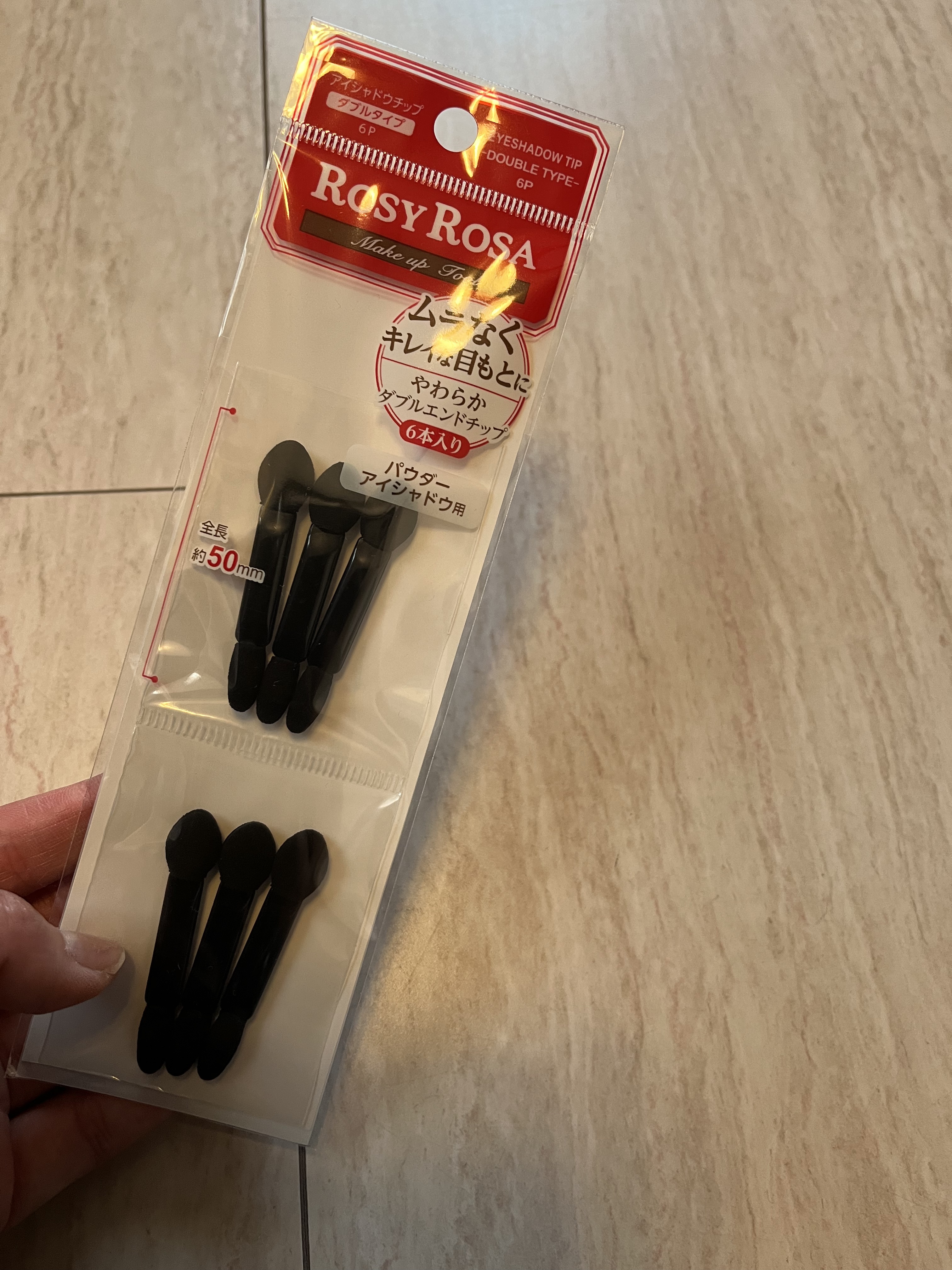  #ロージーローザ 
#アイシャドウチップ

チップのついていないアイシャドウのときは指を使ってましたがやっぱりチップがあったほうがキレイに仕上がる！

ロージーローザのアイシャドウチップめっちゃ使える🤗

今回のLIPSでの購入品、ロー