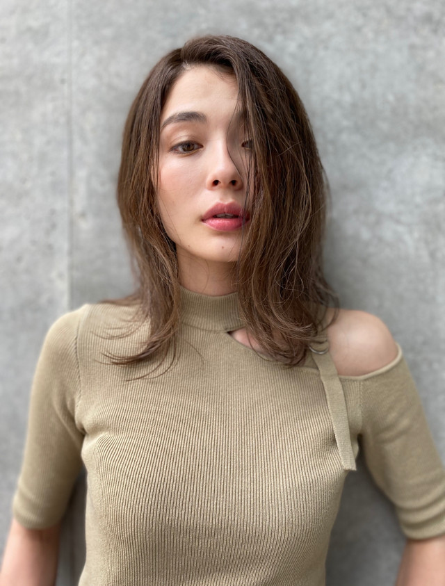 ミディアムヘアのかきあげ前髪の女性