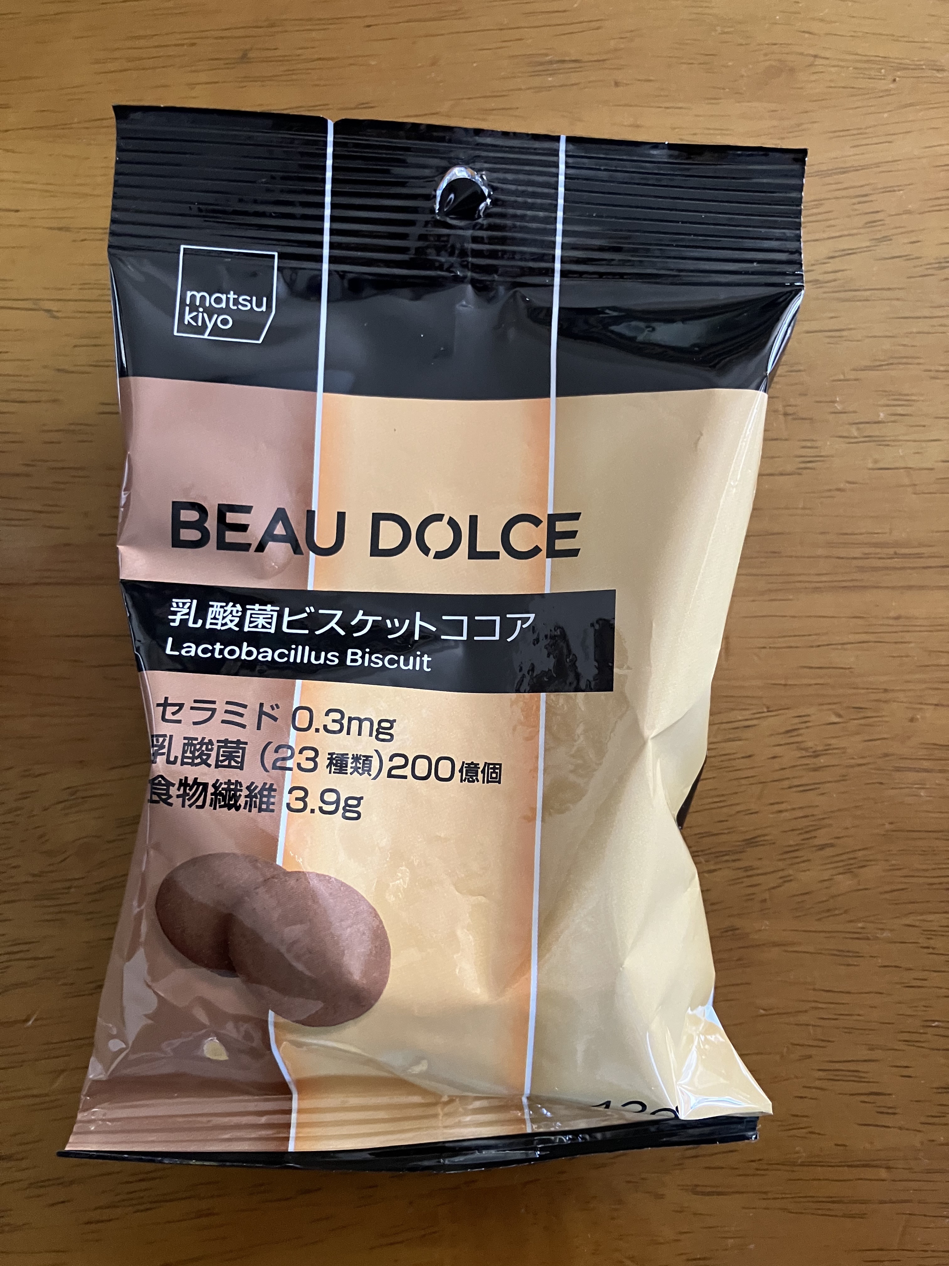 #冬に備えるうるおいケア 

お菓子で潤いケア？！

matsukiyo
BEAU DOLCE
乳酸菌ビスケット(ココア)
¥198

なんと、セラミドと乳酸菌と食物繊維をおやつ🍪で摂れる⁈

実感は全くないですけど、おいしく健康にいいな