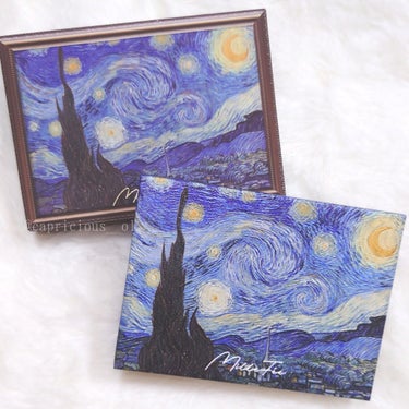 ⋱  世界の芸術を瞳に落とし込む  ⋰

MilleFée
絵画アイシャドウパレット
08 星月夜

✁┈┈┈┈┈┈┈┈┈

XプレゼントキャンペーンでMilleFée様より頂きました🎁⋆*
ゴッホの星月夜からインスピレーションを得たアイシャドウパレット︎︎ ❤︎︎  ̖́-‬
ベージュやブラウンなどの使いやすいカラーが入った6色𓆸 𓈒𓏸

左上(A)の星月夜のぱっと目を引く夜景をそのまま閉じ込めたようなマーブルとってもかわいい︎︎ ❤︎︎  ̖́-‬
実際に塗ってみると青緑のようなとっても幻想的なラメです𓆸 𓈒𓏸
真ん中右(D)はパレットで見るとワインレッドカラーですが、私の肌ではレッドに発色しました𓂃◌𓈒𓐍

外箱の周りが額縁になっていて、このまま飾るのもおしゃれだし見てるだけでもとってもときめくパレットです𓆸 𓈒𓏸
絵画アイシャドウパレットは全部で11種類あるので、好きなカラーで選んだり、好きな絵画で選んだりできます𓂃◌𓈒𓐍

ぜひチェックしてみてください︎︎ ❤︎︎  ̖́-‬


#MilleFée #絵画アイシャドウパレット #星月夜 #アイシャドウ
#提供の画像 その0