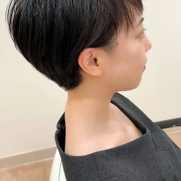 刈り上げのショートカットの女性