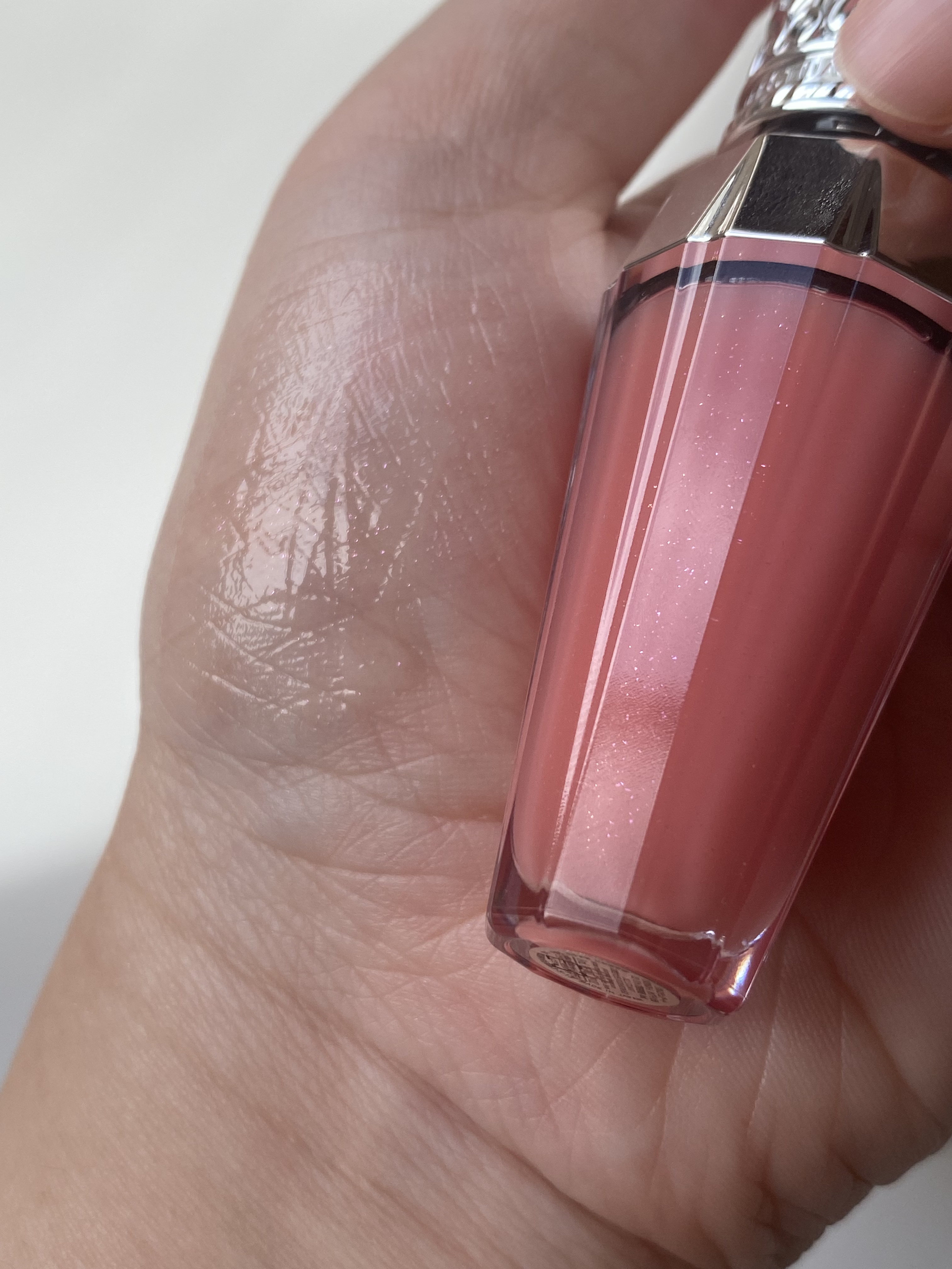 JILL STUART
ジルスチュアート　クリスタルブルーム　リップブーケ セラム
03gerbera coral


むっちりしてさらにラメがあざと可愛い唇に🫦💞
パケも可愛すぎ✨


#jillstuart #リップ#リップブーケセ