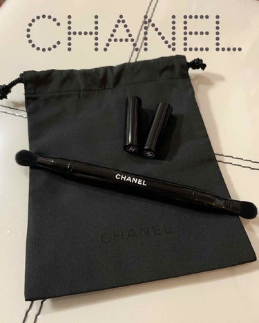 CHANELのアイシャドウブラシ💗✨
ついに届きました😭💗✨
ずっと欲しかったやつ😭💗💗

評判通り  使い心地最高です💗
もうひとつの小さい方も買っちゃおうかな？🦩✨

キャップ付き  ふでしまってか