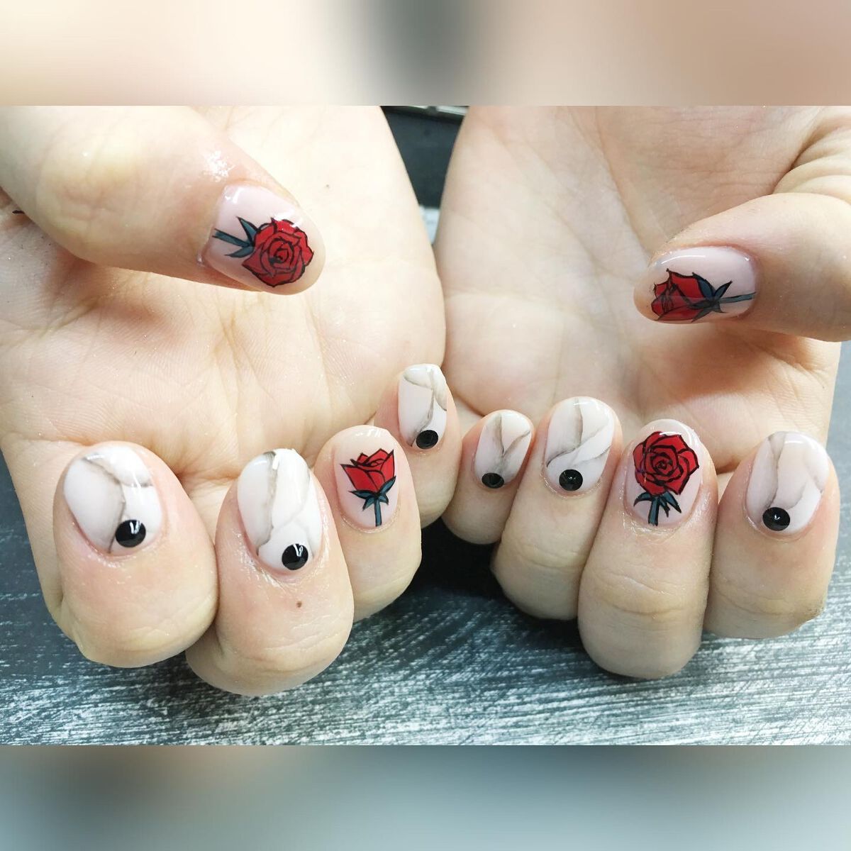 手描きの薔薇ネイル🥀
原色と真っ黒の境界線でコントラストが効いてます✨✨

大理石やブラックのストーンの組み合わせで辛めの雰囲気🖤

ハロウィンネイルとしても合うはず👻🎃🧟‍♂️

#ネイルデザイン
#ジェルネイル 
#ネイルアー