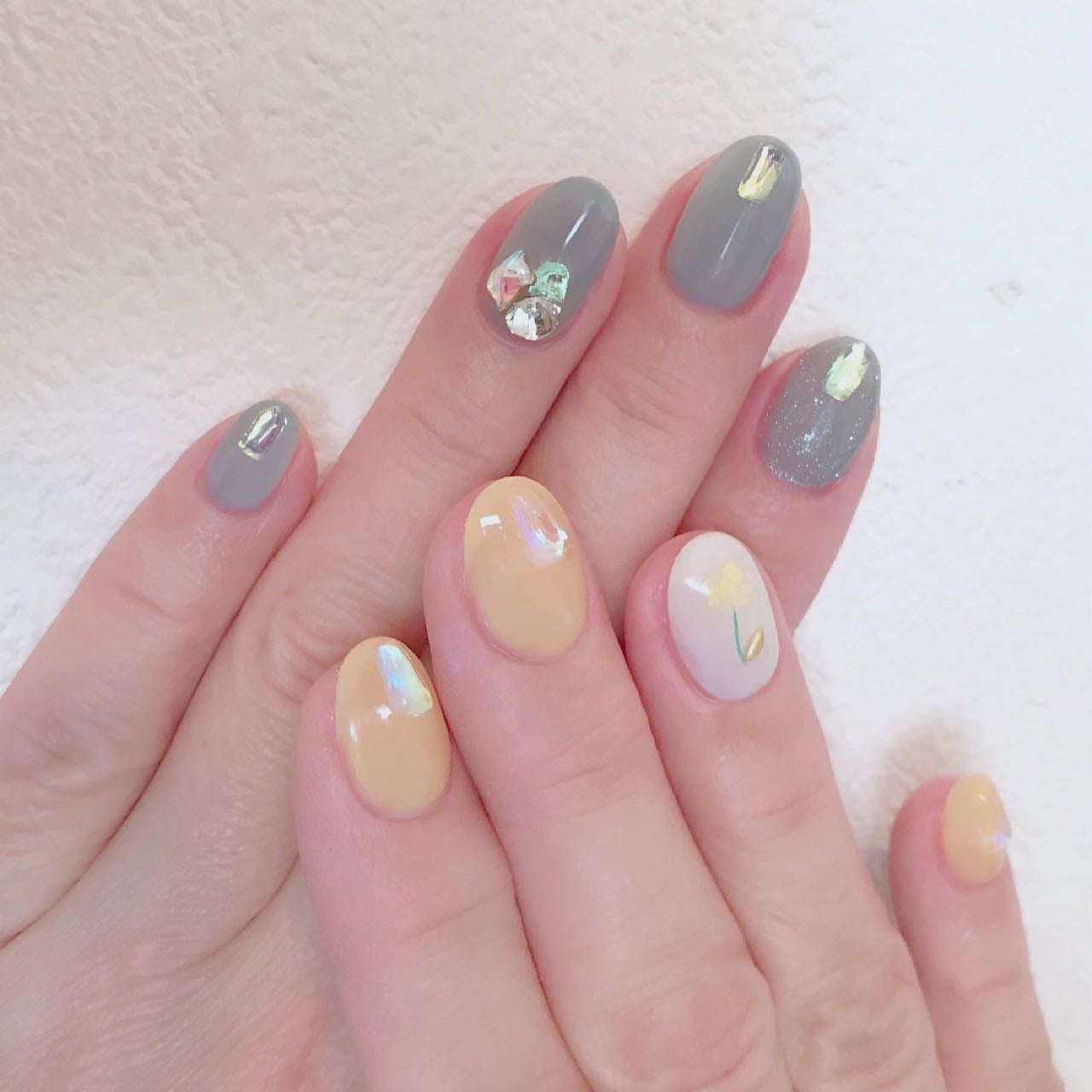 なかやまちえこ on LIPS 「イエローとグレー🌙⠀⠀#nail#nails#nailart#..」(2枚目)