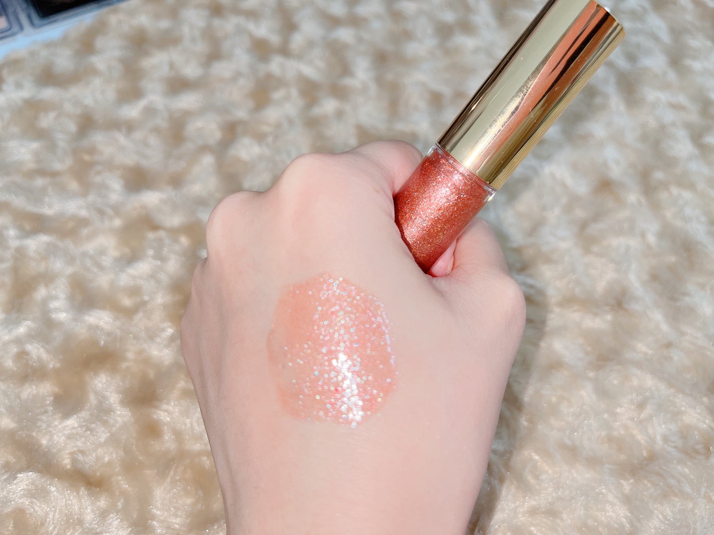 らむ on LIPS 「まるでアイシャドウみたいなざくざくラメリップOUTOFOFFI..」(5枚目)