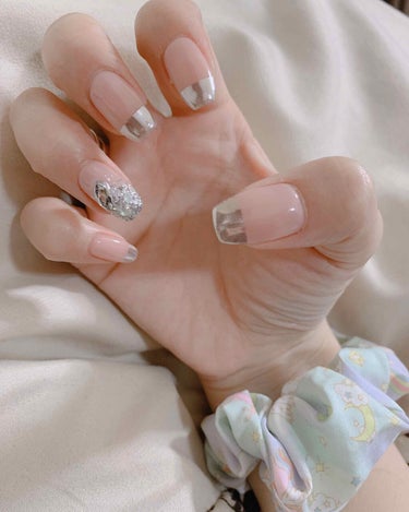 最近ネイル変えました💅

もう一か月ごとの楽しみです✨わら

今回はミラーフレンチに
していただきました！❤️

かわいすぎる！☺️

シルバーが最近好きで
普段つけるアクセサリーも
シルバーが多めなの